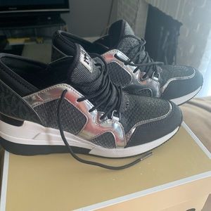 Trendy Mk snakers perfect conditions